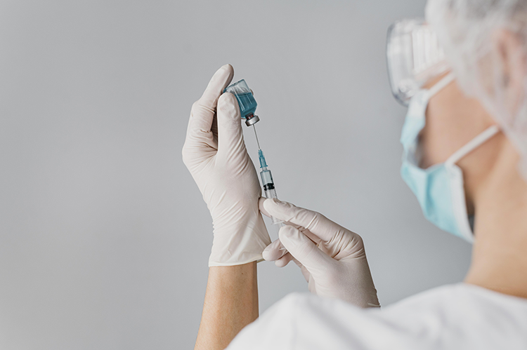 doutor segurando uma seringa para vacina